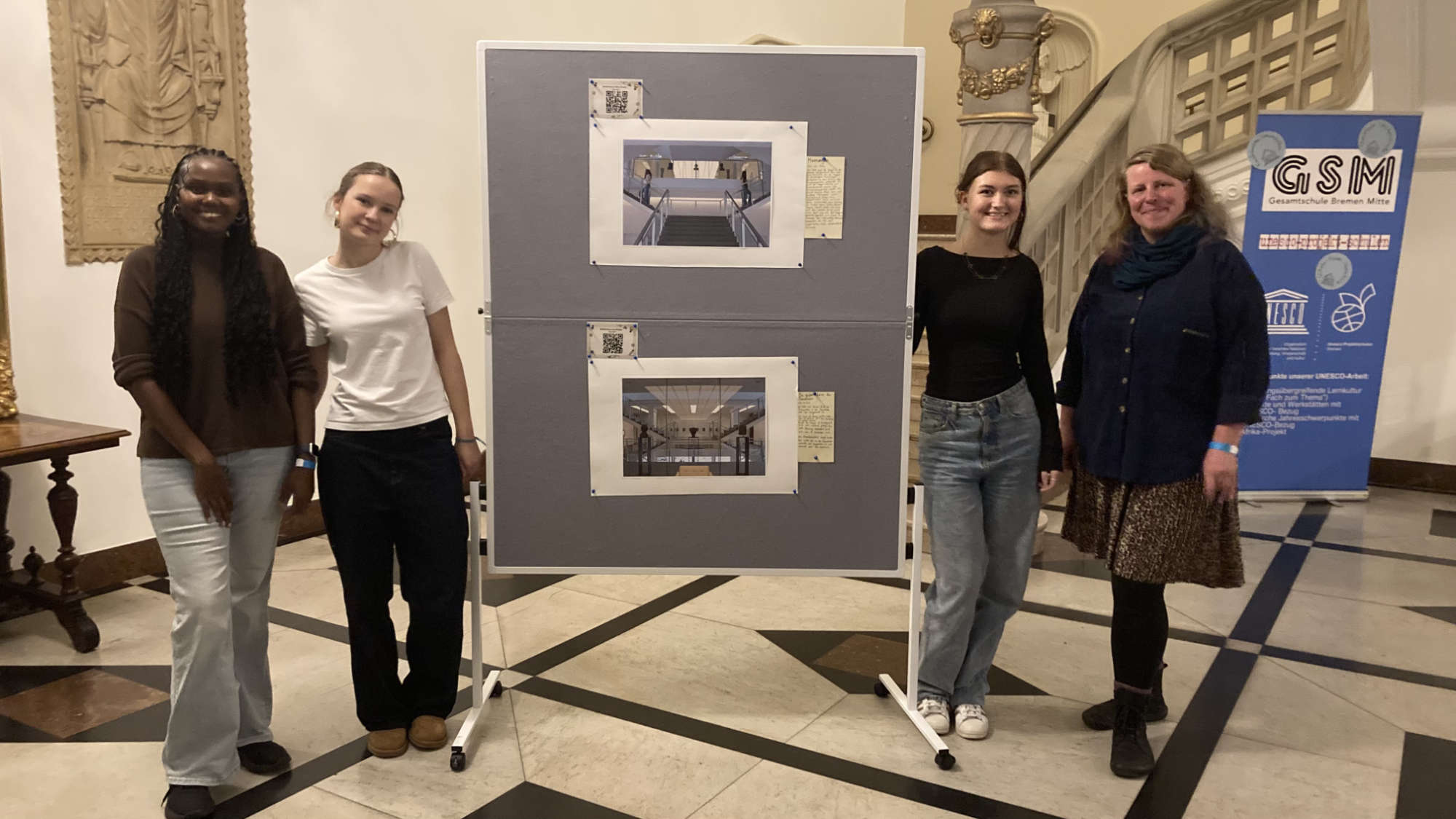 Sharon, Lina, Alma und Lena Pasberg vor Exponaten der Welterbeausstellung während der Nacht der Jugend im Bremer Rathaus 